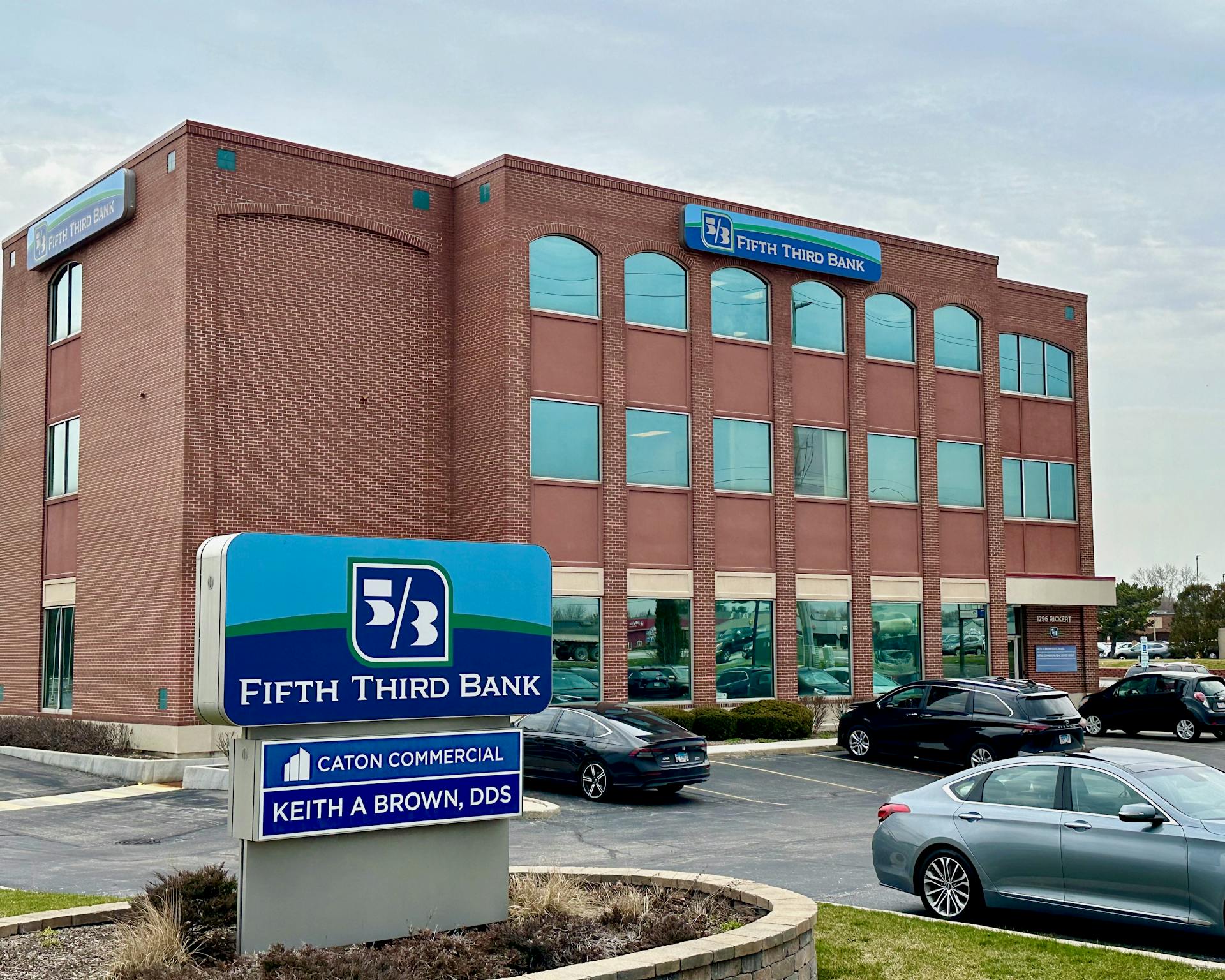 Exterior view of the Fifth Third Bank building at 1295 Rickert Drive, 3rd floor, Naperville, IL, housing Dr. Brown's dental office.